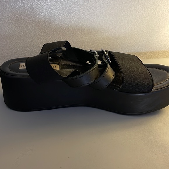 Steve Madden black sandal platform heel - Picture 2 of 2